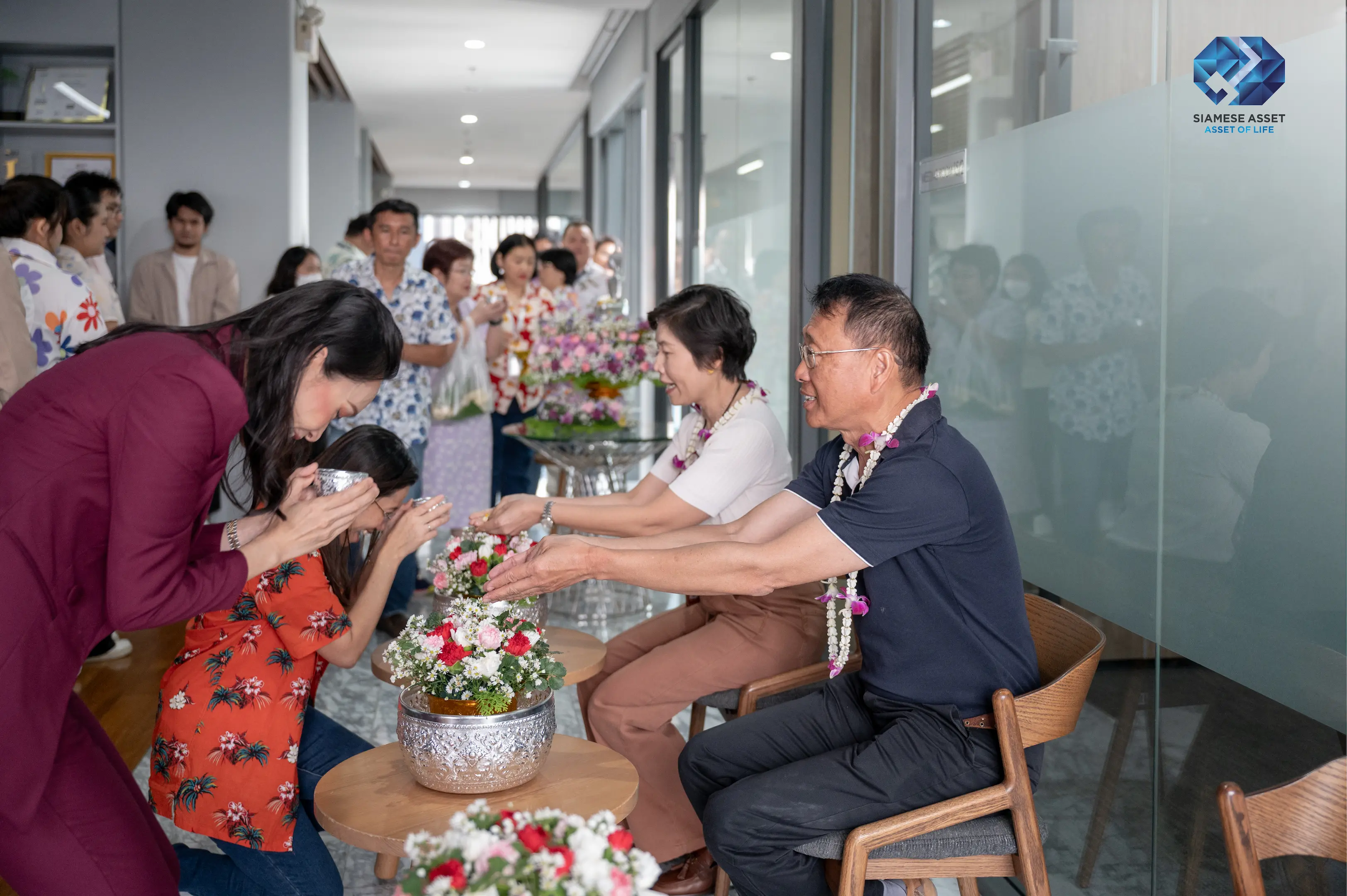 ไซมิส แอสเสท จัดกิจกรรมสรงน้ำพระและรดน้ำดำหัวผู้บริหาร เนื่องในเทศกาลสงกรานต์ปี 2568 (2)