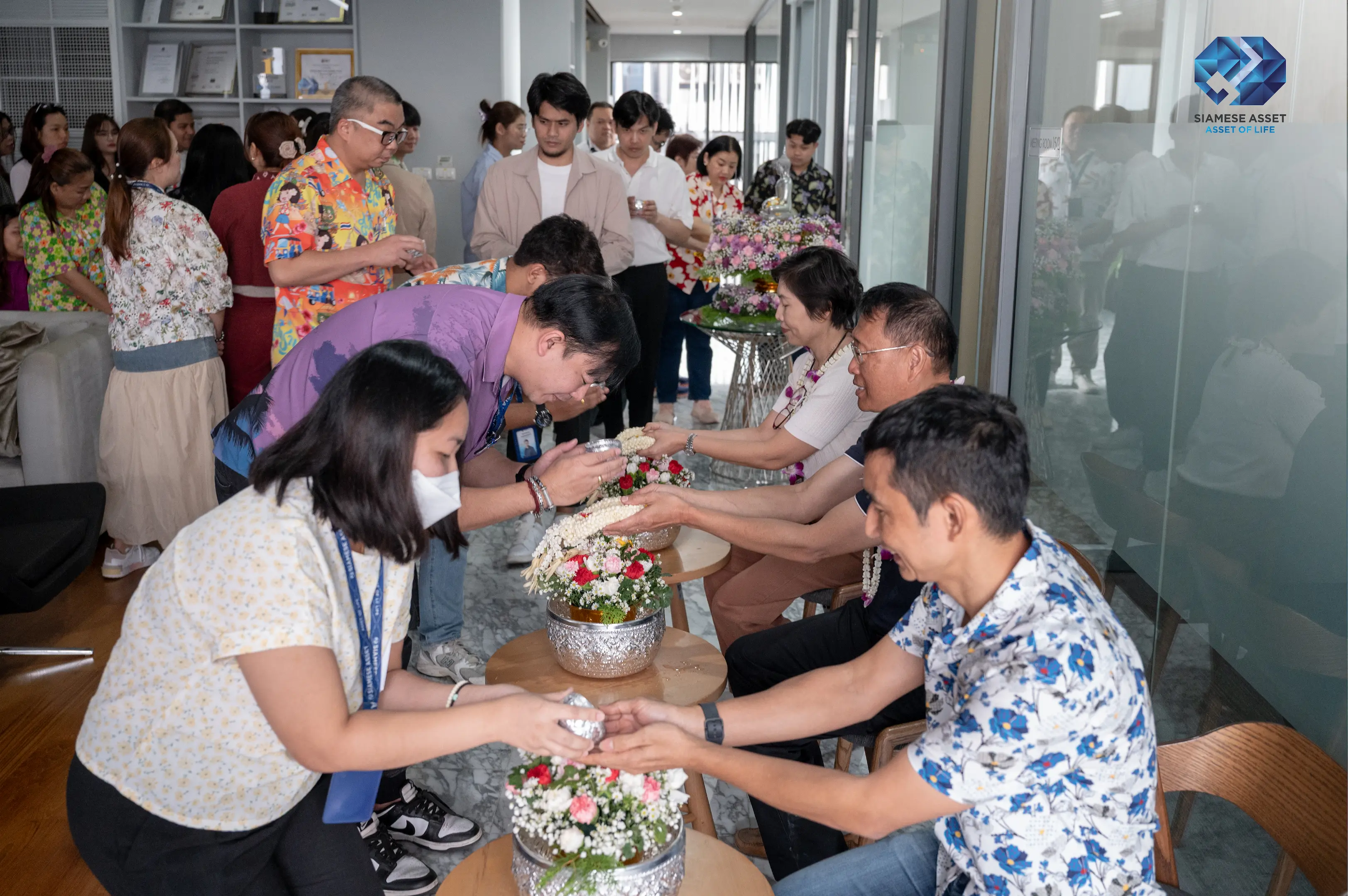 ไซมิส แอสเสท จัดกิจกรรมสรงน้ำพระและรดน้ำดำหัวผู้บริหาร เนื่องในเทศกาลสงกรานต์ปี 2568 (3)