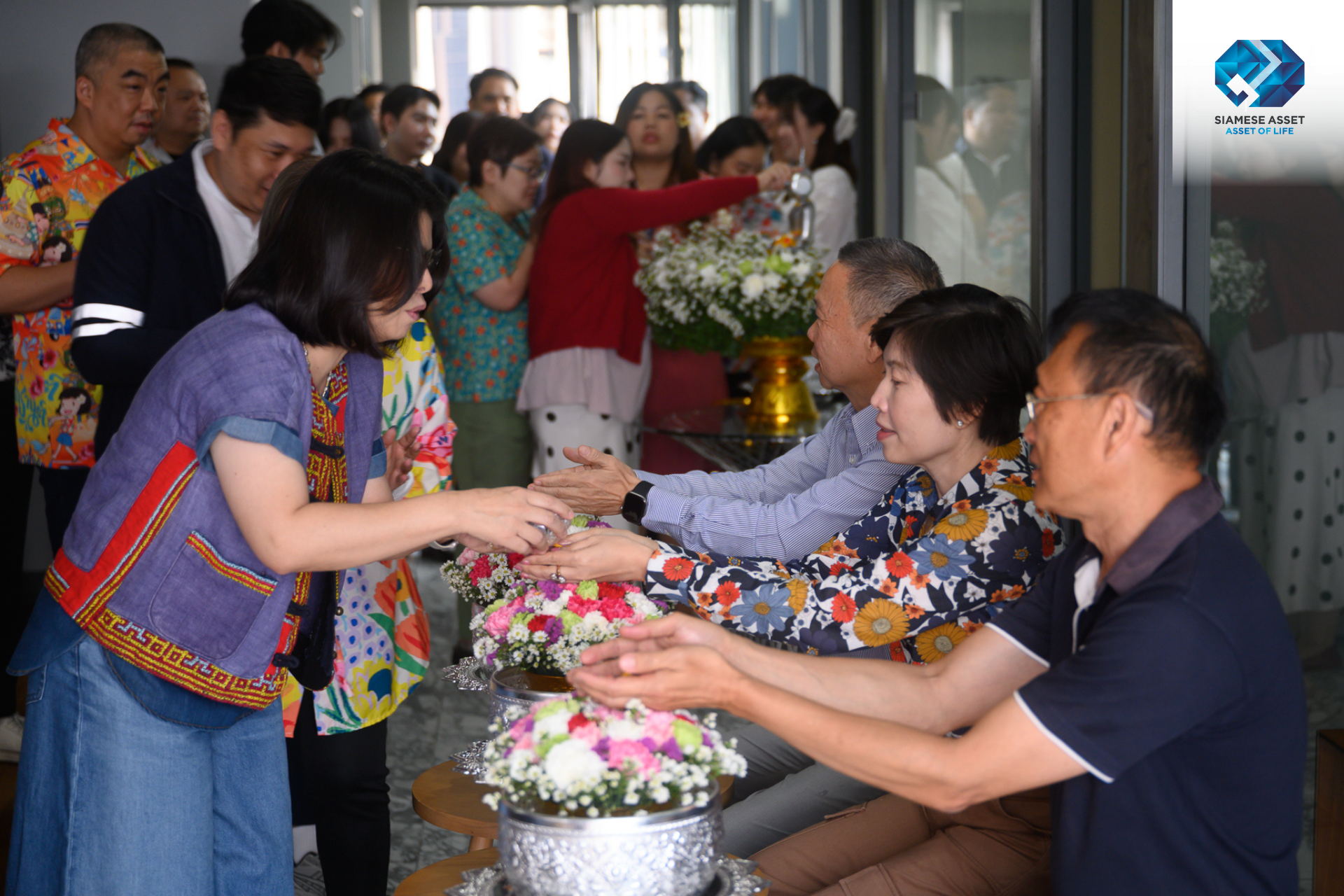 ไซมิส แอสเสท จัดกิจกรรมสรงน้ำพระและรดน้ำดำหัวผู้บริหาร สืบสานประเพณีไทยต้อนรับสงกรานต์ 2569 (3)