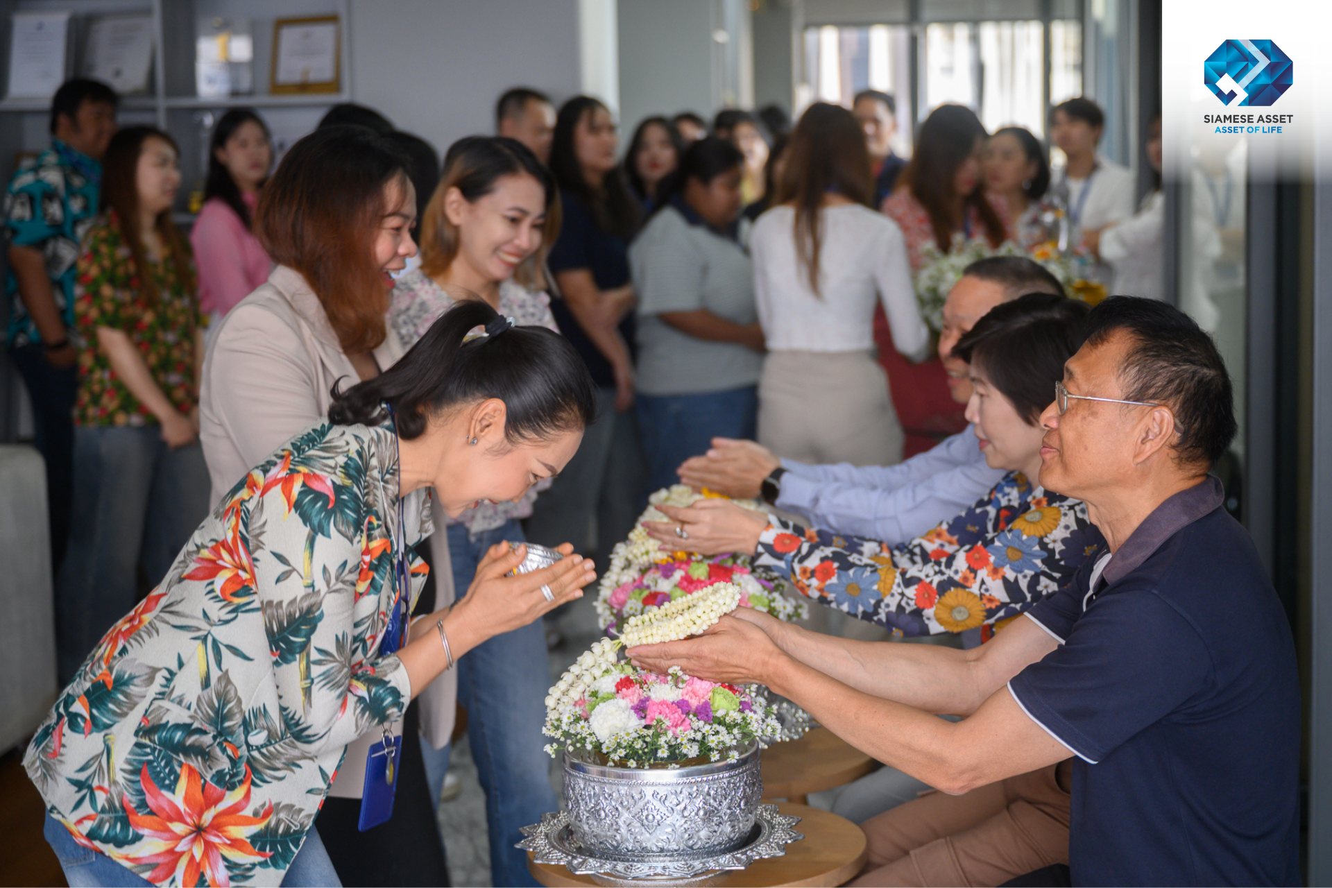 ไซมิส แอสเสท จัดกิจกรรมสรงน้ำพระและรดน้ำดำหัวผู้บริหาร สืบสานประเพณีไทยต้อนรับสงกรานต์ 2569 (4)