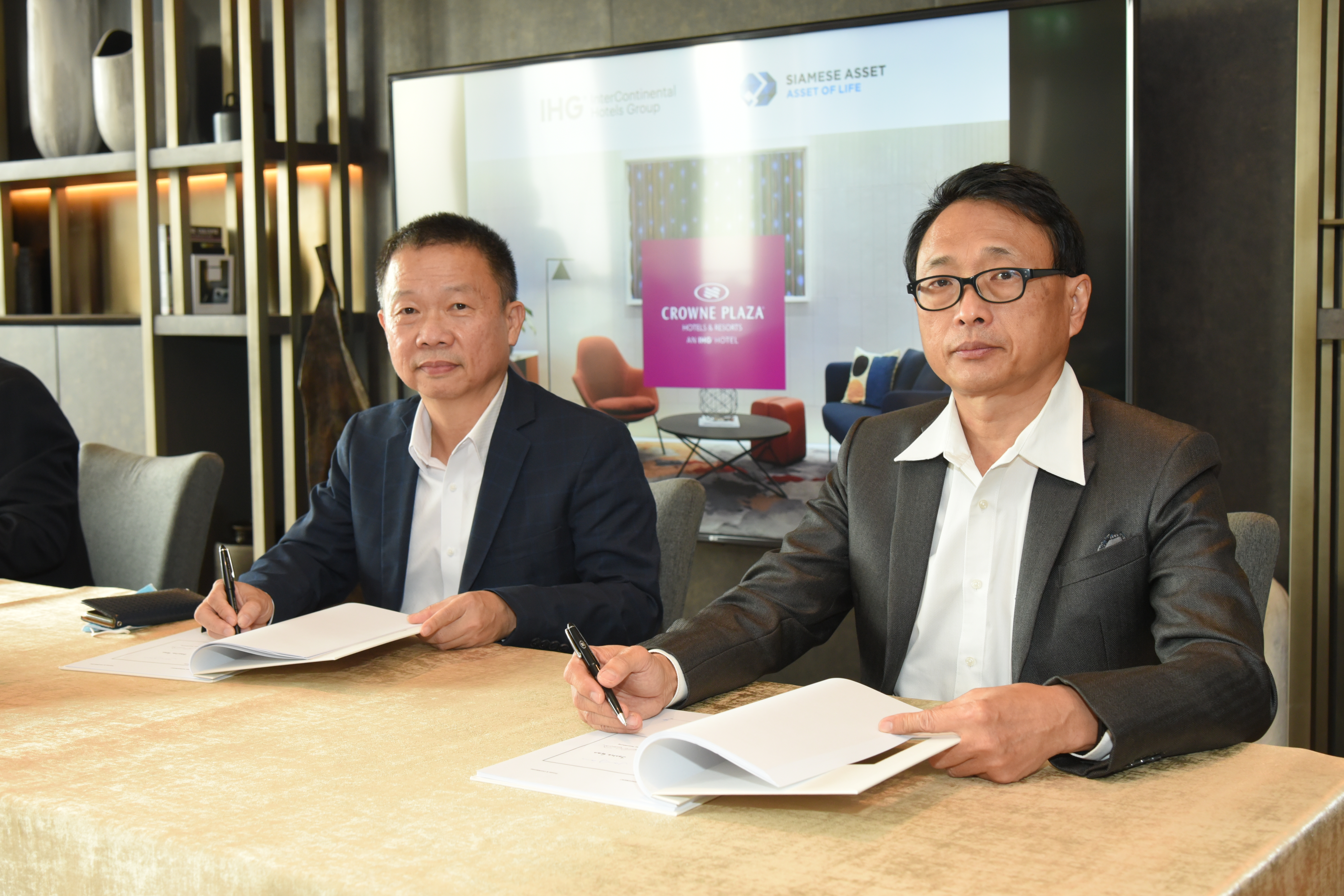 IHG ขยายแบรนด์คราวน์พลาซ่าในประเทศไทย ลงนามข้อตกลงบริหาร แฟรนไชส์โรงแรมคราวน์พลาซ่ากรุงเทพฯ พระราม 9 (3)